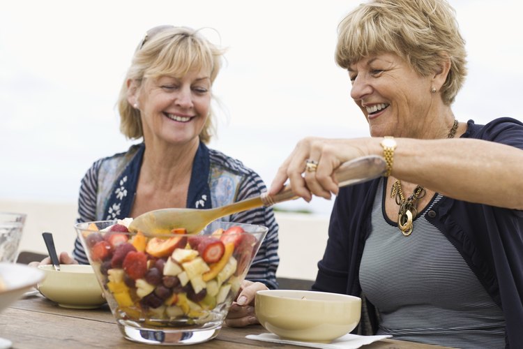 La ensalada de frutas fresca es un alimento popular para los desayunos.