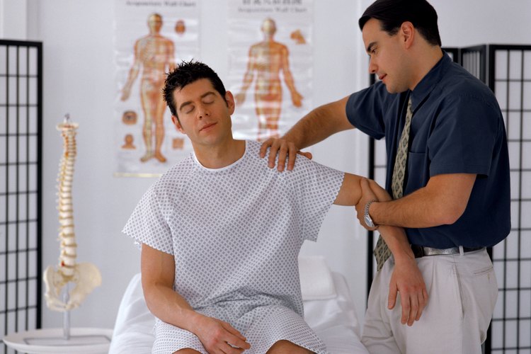 Un quiropráctico se encarga de aliviar los dolores musculares, entre otras perturbaciones.