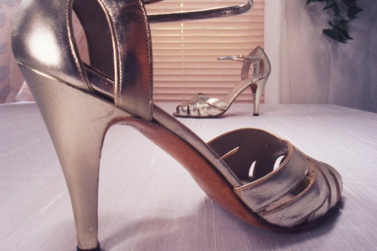 Mantén tus zapatos glamurosos con esmalte para uñas.