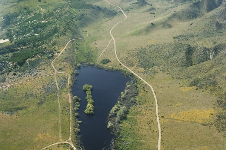 Por lo general, las placas que forman la corteza de la Tierra se mueven muy lentamente. Sin embargo, las placas a veces se presionan juntas, se aprietan y no pueden moverse.
