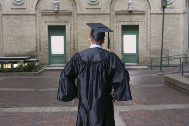 Puede que los padres necesiten ayudar a su hijo a solicitar préstamos estudiantiles.