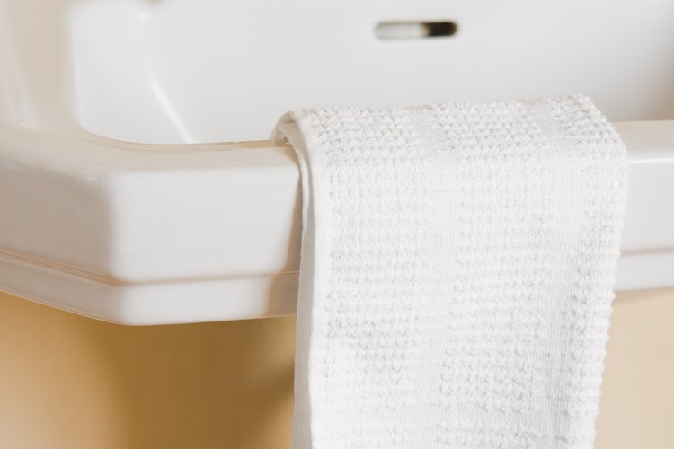 La mayor parte de tu limpieza se puede hacer en el lavabo del baño.