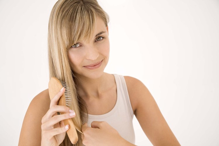 Los champús secos están diseñados para absorber la grasitud y puedes aplicarlos tan sólo cepillándo el cabello.