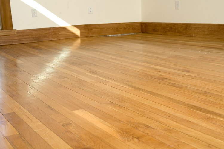Mantén tus pisos de madera encerados sin usar químicos dañinos.