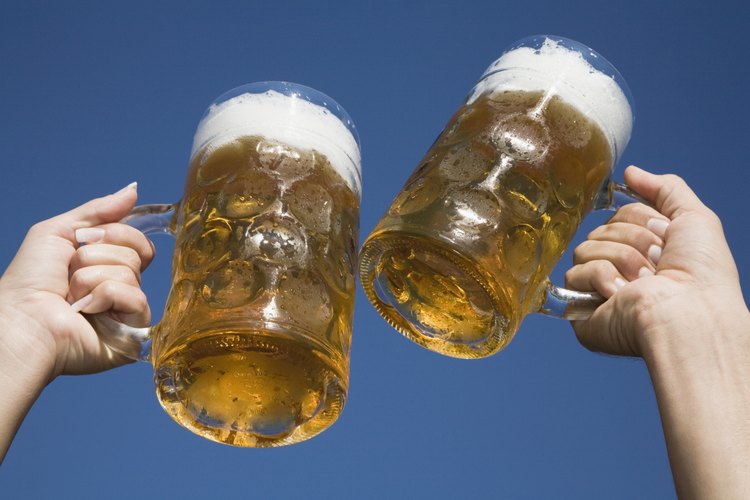 En la variedad está el gusto, haz que prueben otros tipos de cerveza que tal vez les guste más quela que acostumbran.
