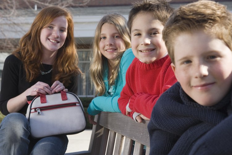 Los adolescentes pueden pasarla bien al hacer bolsos para que hagan juego con sus trajes favoritos.
