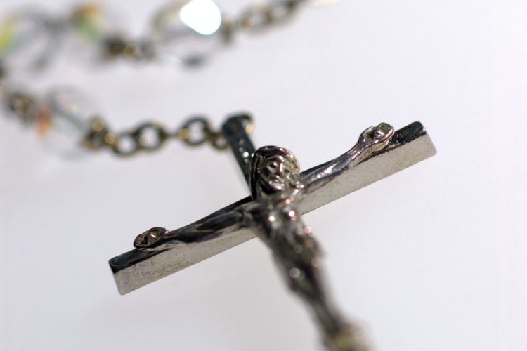 Sigue el procedimiento apropiado para deshacerte de tu rosario roto respetuosamente.