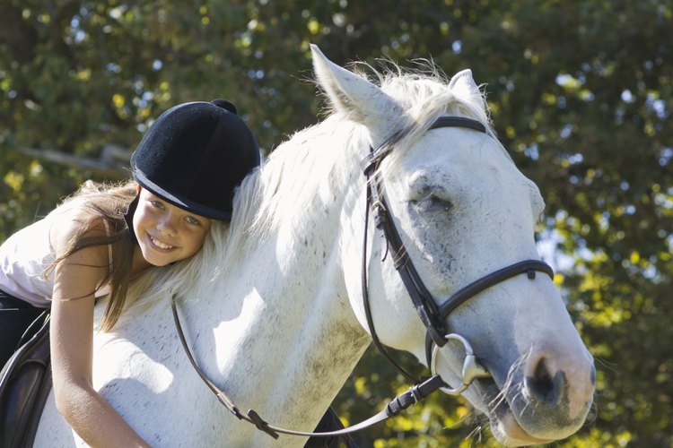 A muchos niños les encanta montar a caballo y el niño con parálisis cerebral ganará mucho con esta actividad.