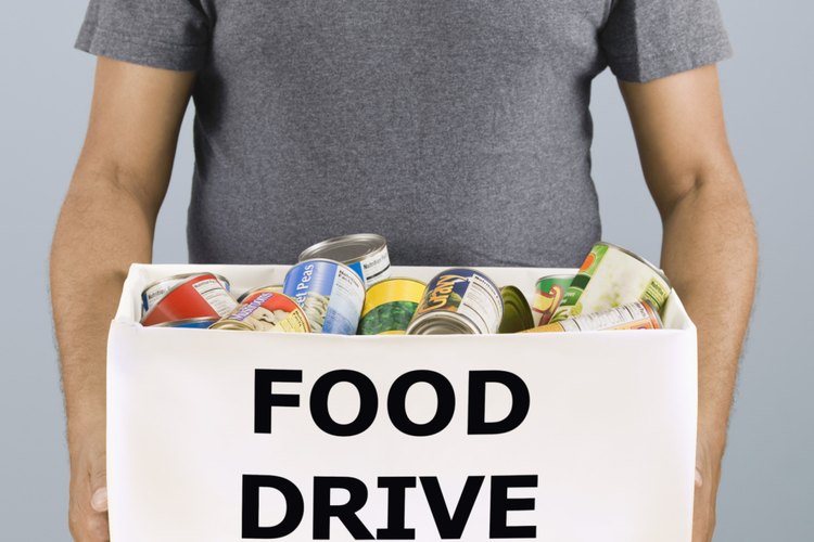 Los proyectos humanitarios pueden ser tan sencillos como una colecta de alimentos para una comunidad o familia necesitada.