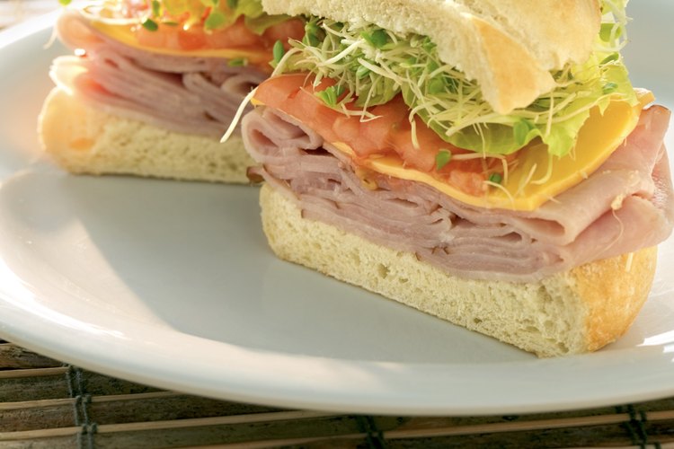 El hoagie lleva planta, verduras y quesos.