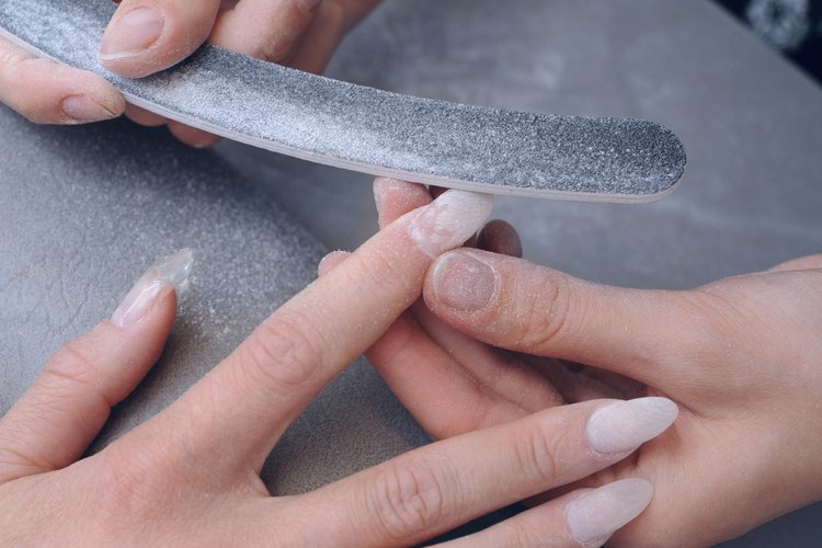 Si bien las uñas acrílicas son más fuertes y duran más que las de gel, se ven menos naturales.