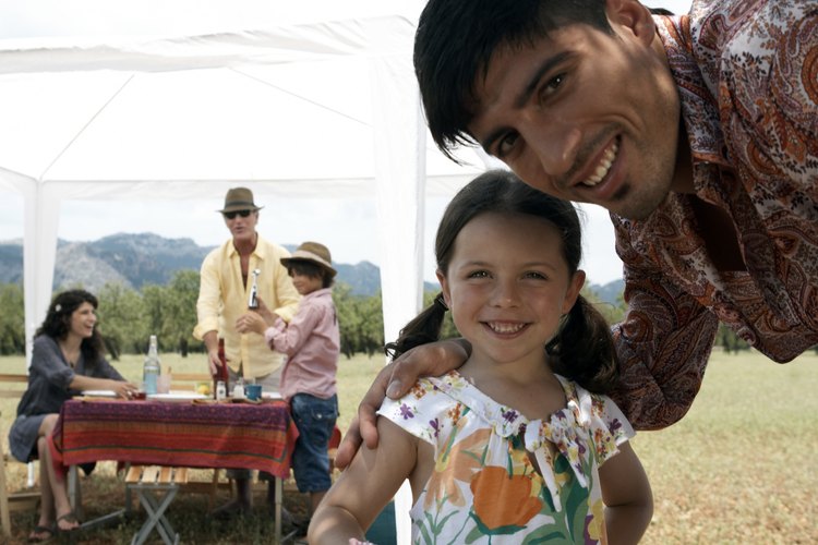 La paella es un platillo español tradicional servido en reuniones para familiares y amigos.