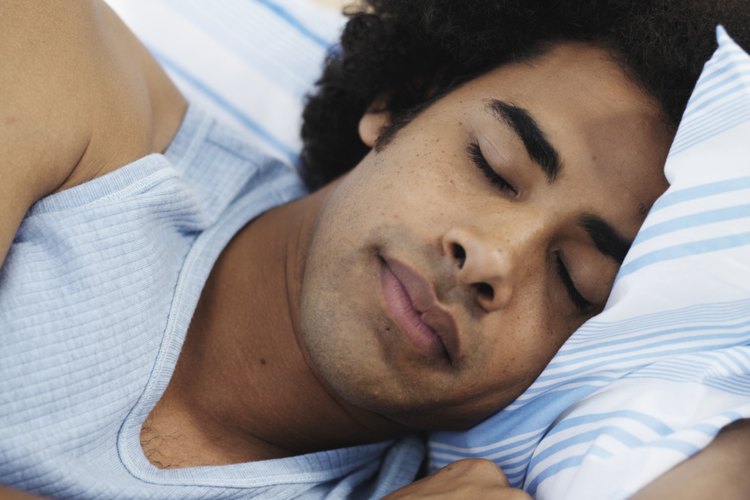 El aceite se transfiere naturalmente del pelo a la funda de la almohada mientras duermes.