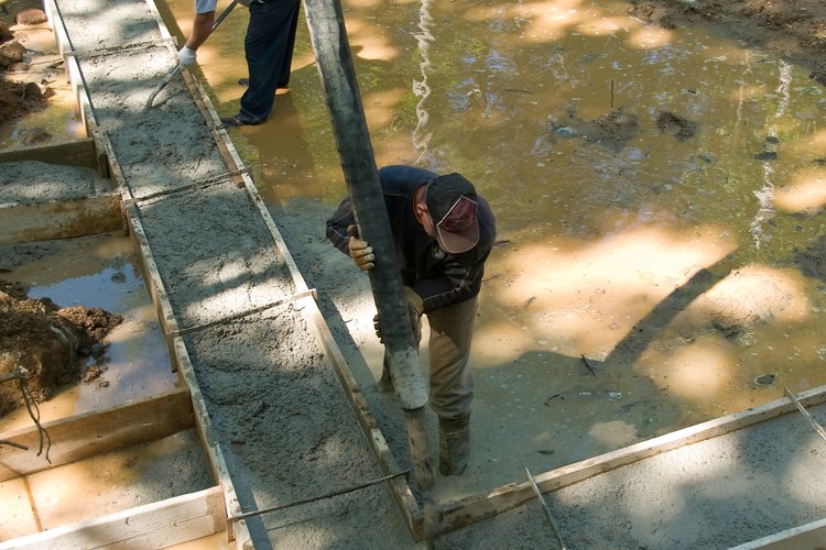 El hormigón premoldeado usa moldes similares a estos en la fábrica, donde se vierte, se seca y se pureba antes de ser enviado al sitio de la construcción.