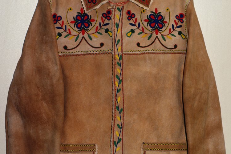 Planchar tu chaqueta de gamuza eliminará las arrugas.