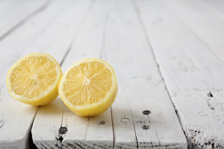 Usa jugo de limón para preparar una mezcla para eliminar el vello facial naturalmente.