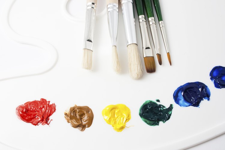 La pintura para tela dimensional viene en tubos.