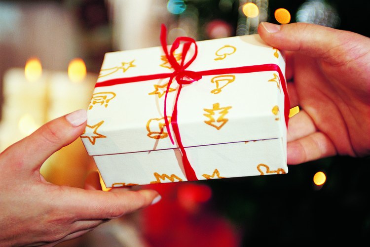 Si no quieres cocinar o hacer una fiesta como regalo, hay otros regalos creativos personalizados para dar.