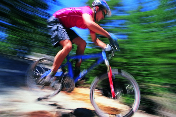 Los pantalones cortos de bicicleta de montaña son fabricados pensando en la comodidad para los terrenos difíciles.