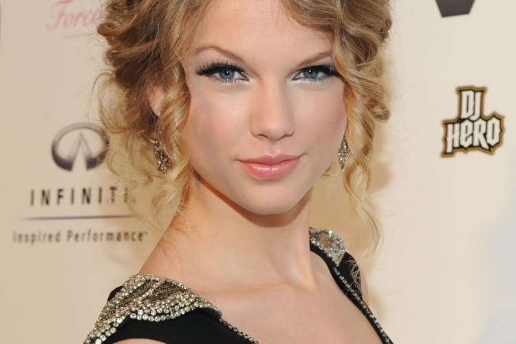 Taylor Swift lleva su pelo en un chignon rizado en el lanzamiento de VEVO.