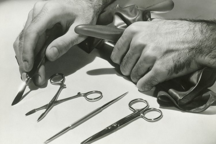 Se necesitan instrumentos de corte para hacer un buen recorte de orejas.