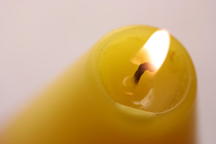 Usa cera para realizar velas únicas.