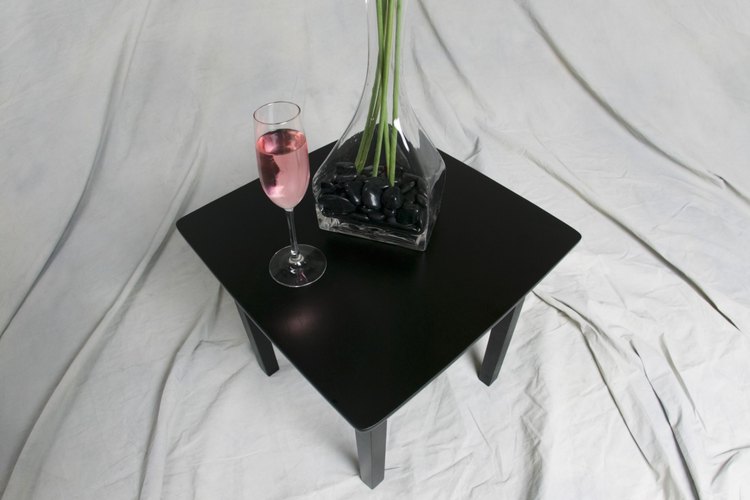 Cómo hacer centros de mesa con floreros altos.