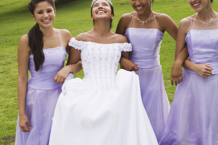 Los vestidos de las damas siempre son del mismo color.