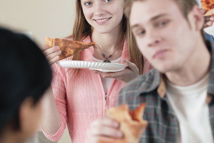 Prepara bocadillos adecuados para una fiesta de adolescentes.