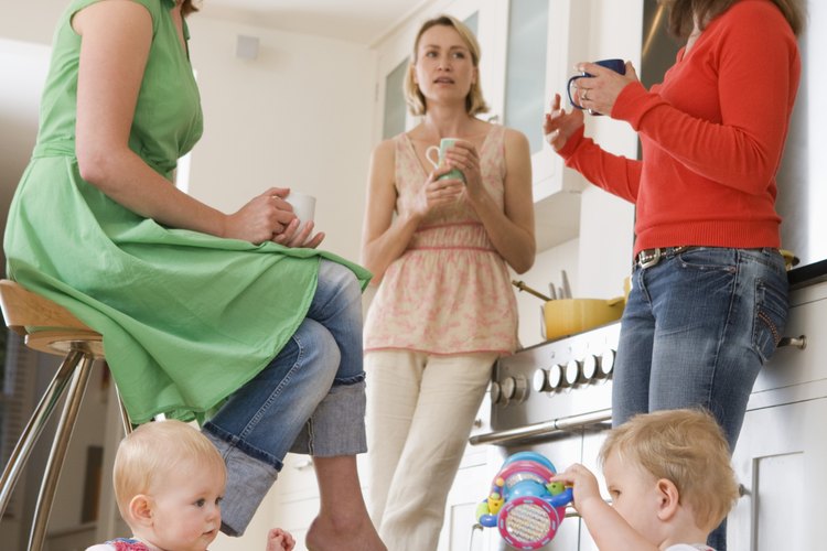 Jugar con tazas medidoras apiladas de hecho puede ayudar al desarrollo del niño.