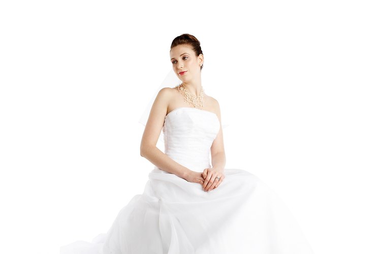 Puedes acortar un vestido sin dobladillo. Esta es una buena opción para mujeres que piden prestado un vestido para alguna ocasión.