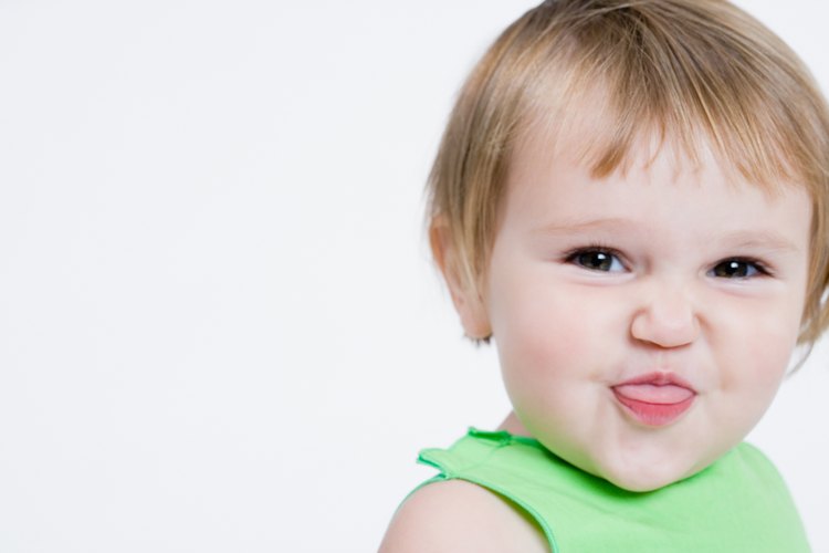 Los niños pequeños necesitan aprender la diferencia entre acusar y conversar con un adulto por razones de seguridad.