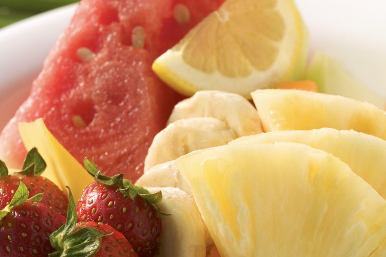 Utiliza fruta fresca como adorno de tu Bahama Mama.