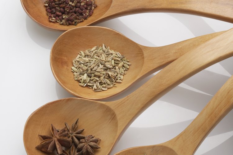 Las cucharas de madera son útiles instrumentos de cocina.