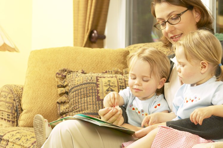 Pasar ratos agradables con tus niños pequeños adoptados es parte del proceso de vinculación afectiva.