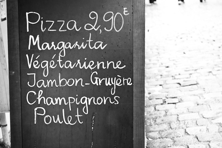 Por lo general, los menús de pizarra escritos con tiza se ubican en la entrada al restaurante.