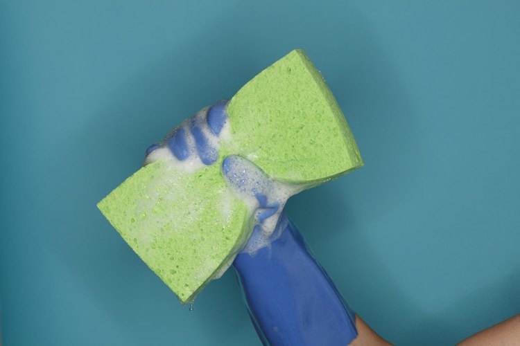 Quita la pintura del cuero.