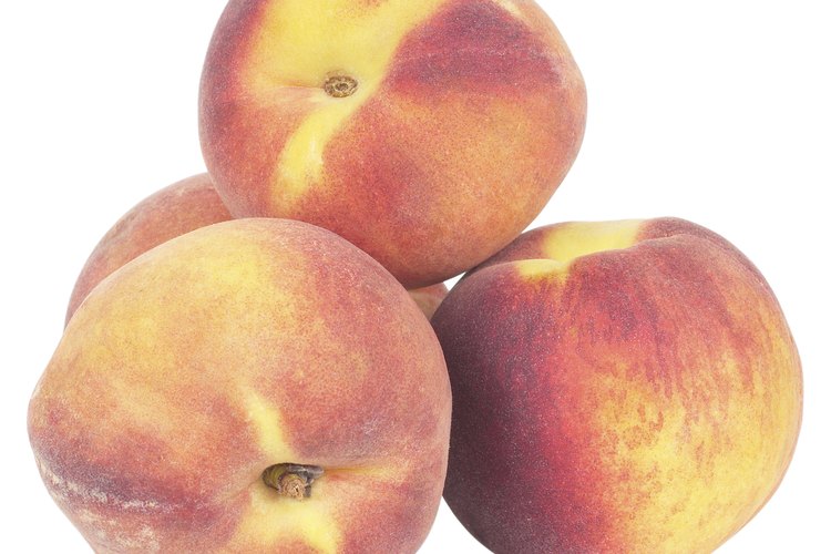 Un durazno es una fruta que puede añadirse a platillos con otras frutas.