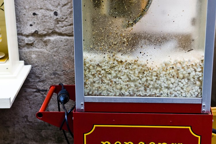 Alquila una máquina de palomitas de maíz para tu próximo evento y sirve dulces recién hechos, calientes y crujientes.