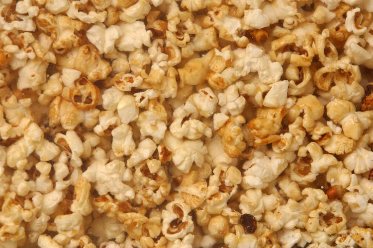 Crea palomitas de maíz perfectas al aplicar la mantequilla estratégicamente.