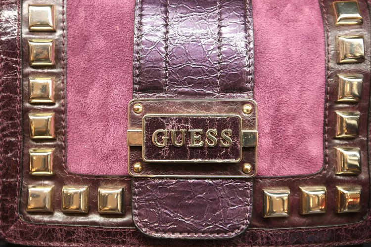 Los bolsos y las carteras GUESS auténticas vienen en empaques especiales.