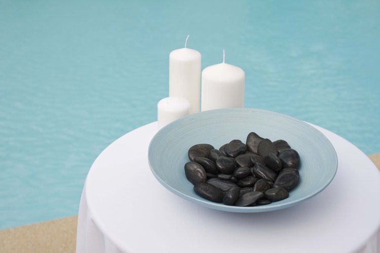 Existen muchas formas de colocar velas flotantes sobre la piscina.