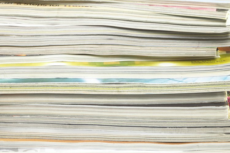 Los editores de revistas revisan los detalles de cada tema en la publicación.