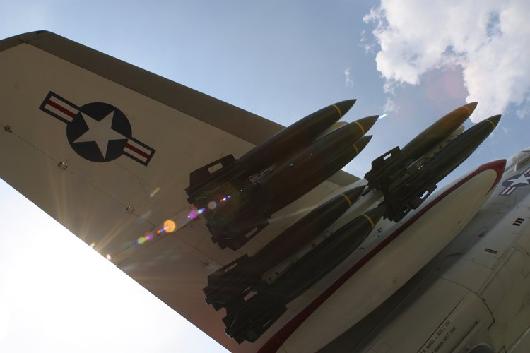 Los sistemas de armas de los aviones de combate y las trayectorias de vuelo están en manos de los navegantes de la Fuerza Aérea de Estados Unidos.