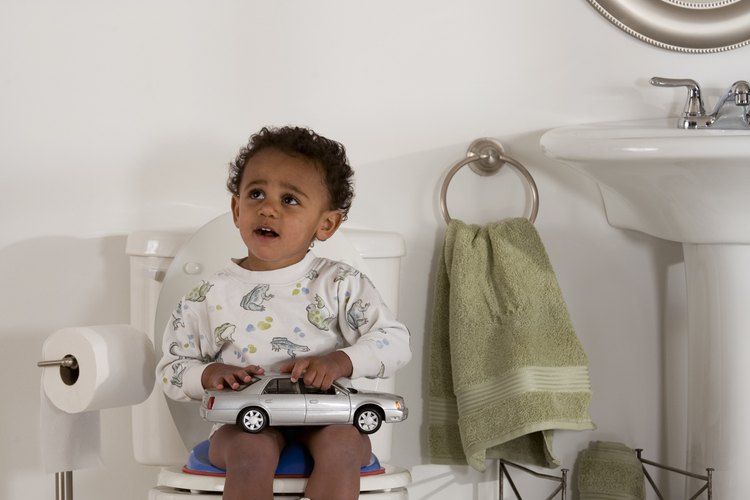 Dale a tu niño incentivos o recompensas por cada día que pasa sin ensuciar sus pantalones, u ofrécele un regalo especial cada vez que use el inodoro.