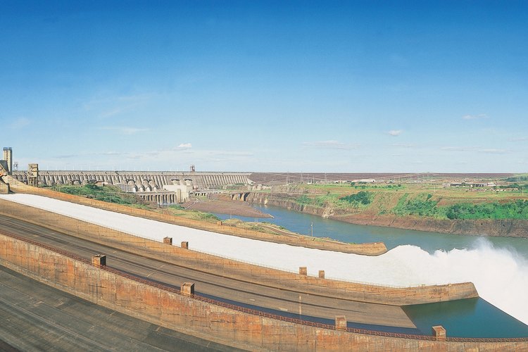 La represa de Itaipú se encuentra en la frontera entre Paraguay y Brasil.