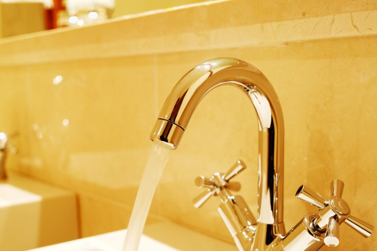 Agua caliente puede salir de tu llave de agua fría por varias razones.
