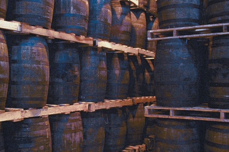 La FDA requiere que todos los bourbones en los Estados Unidos se añejen en barriles nuevos, carbonizados, estadounidenses y de roble blanco.
