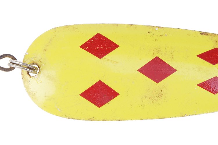 Los señuelos de pesca de colores brillantes no ofrecen beneficios para la pesca nocturna como lo hacen en el día.