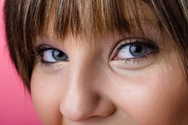 Retira el maquillaje de los ojos antes de irte a la cama por la noche.